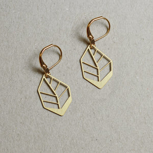 Hoja: Small abstract leaf earrings brass