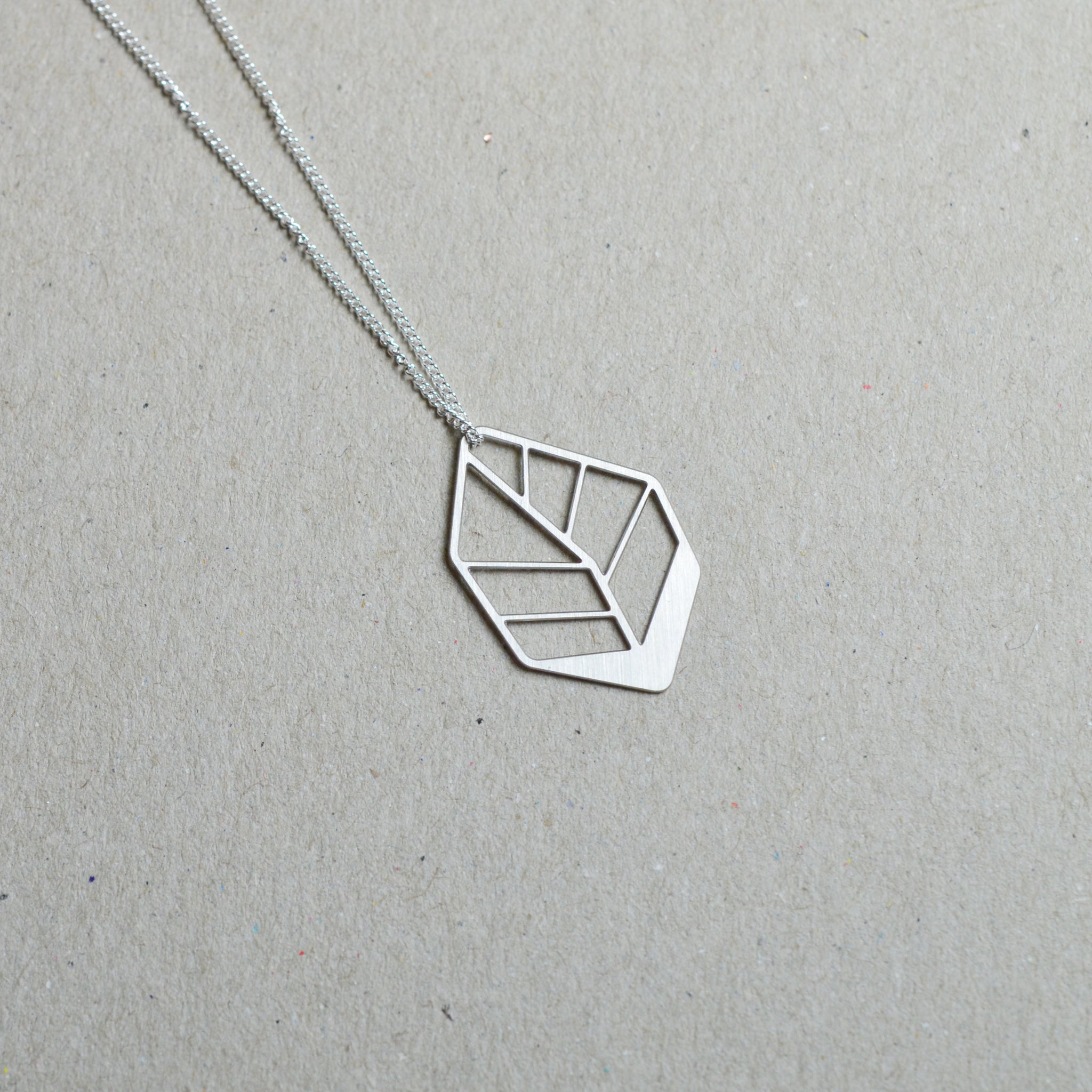Hoja: Small abstract leaf necklace